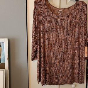 EVRI Black and tan tshirt.